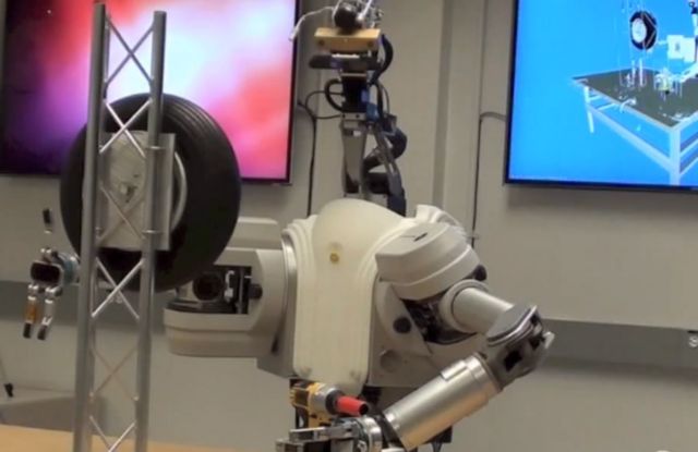 Ρομπότ του Πενταγώνου χρησιμοποιεί ανθρώπινα εργαλεία